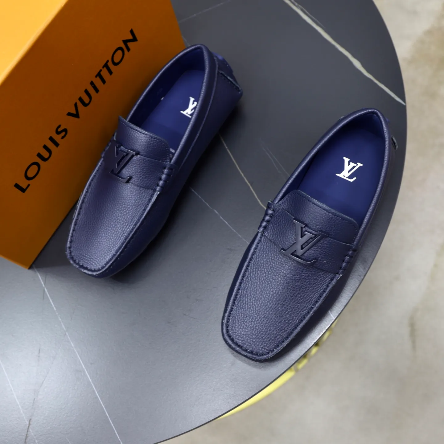 Ex-factory price: 480💰【LV】Louis Vuitton ⚠️High-end men’s driving and pedal series ⚠️38-44 (customized for 45) ⚠️All original cowhide leather! Thick and soft! Made entirely of calfskin lining! Rubber sheet anti-slip beanie sole! Three-dimensional package technology! Fashionable and classic! Handicrafts! Original high quality! Feel free to compare!